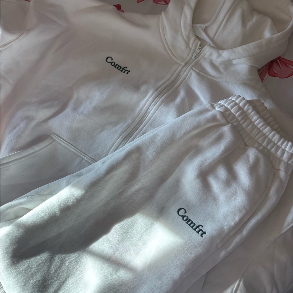 Comftr Women's White Zip Hoodie & Sweatpants Set